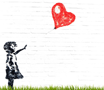 Streetart-Mädchen mit einem Herzluftballon
